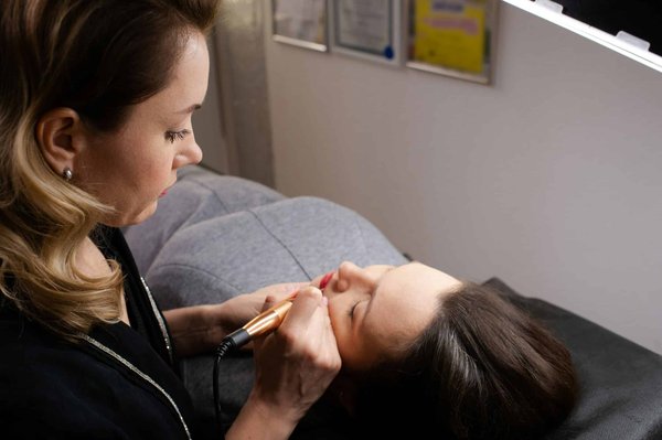 Comment découvrir les traditions du tatouage polynésien en Polynésie française?